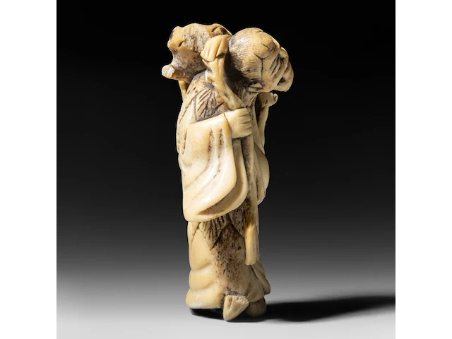Two japanese netsuke, one staghorn and the other hirado, meiji period (1868-1912), both h 6,5 cm - afbeelding 6 van  8