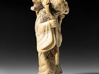 Two japanese netsuke, one staghorn and the other hirado, meiji period (1868-1912), both h 6,5 cm - afbeelding 6 van  8