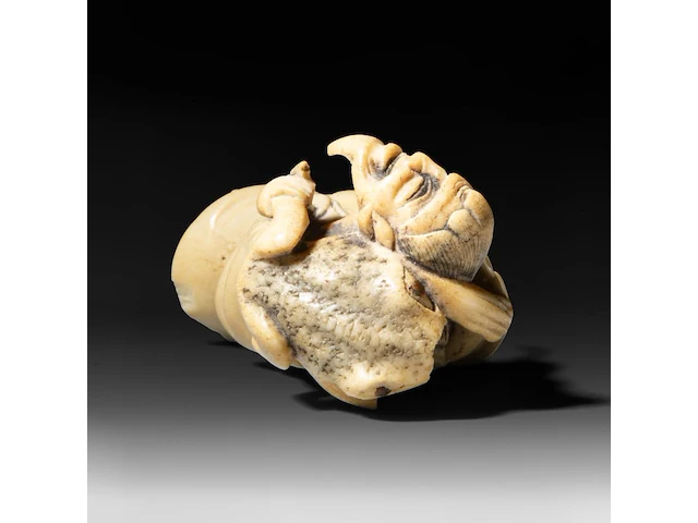Two japanese netsuke, one staghorn and the other hirado, meiji period (1868-1912), both h 6,5 cm - afbeelding 7 van  8