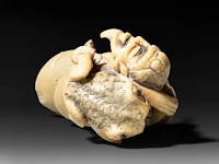 Two japanese netsuke, one staghorn and the other hirado, meiji period (1868-1912), both h 6,5 cm - afbeelding 7 van  8