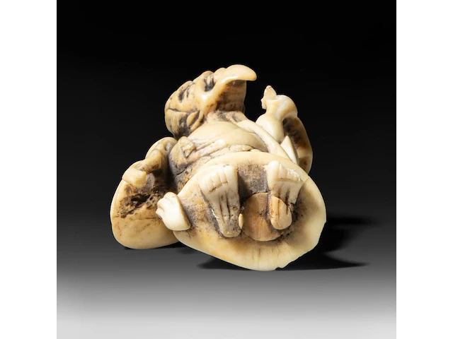 Two japanese netsuke, one staghorn and the other hirado, meiji period (1868-1912), both h 6,5 cm - afbeelding 8 van  8