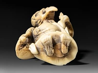 Two japanese netsuke, one staghorn and the other hirado, meiji period (1868-1912), both h 6,5 cm - afbeelding 8 van  8
