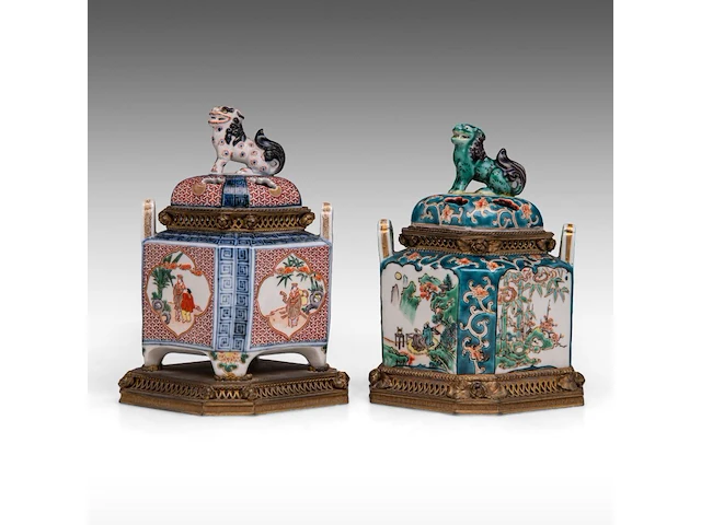 Two japanese porcelain koros (censers), one imari and one ko-kutani style, meiji period (1868-1912), h 17 cm - h 18 cm - afbeelding 1 van  7