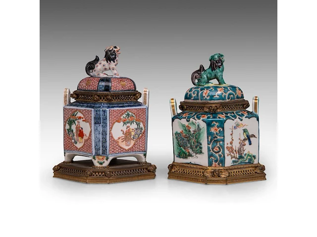 Two japanese porcelain koros (censers), one imari and one ko-kutani style, meiji period (1868-1912), h 17 cm - h 18 cm - afbeelding 3 van  7