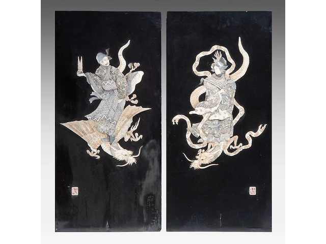 Two japanese shibayama inlaid black lacquer panels, depicting two gods of good fortune with dragons, signed, meiji period (1868-1912), each h 106,5 cm x w 51 cm / both ca. 5 kg (+) - afbeelding 1 van  7