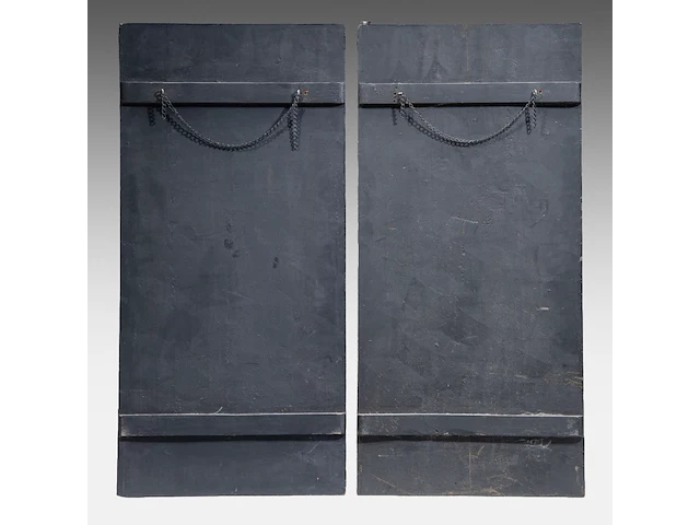 Two japanese shibayama inlaid black lacquer panels, depicting two gods of good fortune with dragons, signed, meiji period (1868-1912), each h 106,5 cm x w 51 cm / both ca. 5 kg (+) - afbeelding 2 van  7