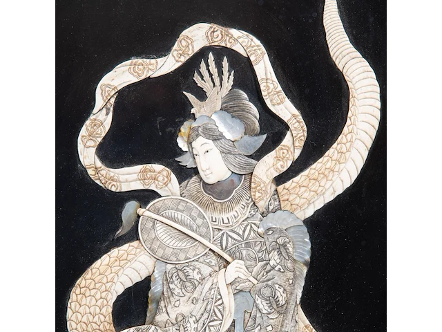 Two japanese shibayama inlaid black lacquer panels, depicting two gods of good fortune with dragons, signed, meiji period (1868-1912), each h 106,5 cm x w 51 cm / both ca. 5 kg (+) - afbeelding 3 van  7