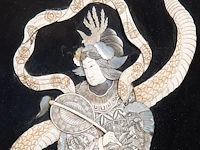 Two japanese shibayama inlaid black lacquer panels, depicting two gods of good fortune with dragons, signed, meiji period (1868-1912), each h 106,5 cm x w 51 cm / both ca. 5 kg (+) - afbeelding 3 van  7