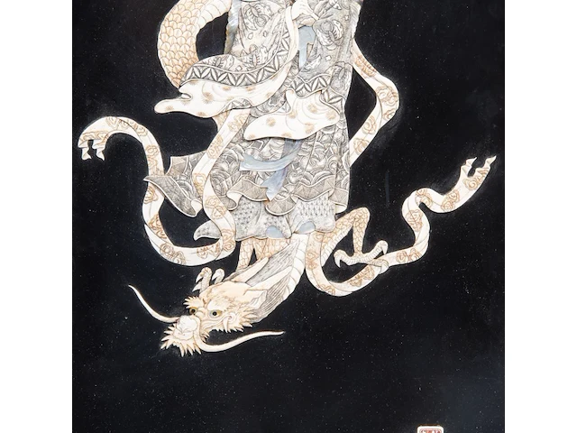 Two japanese shibayama inlaid black lacquer panels, depicting two gods of good fortune with dragons, signed, meiji period (1868-1912), each h 106,5 cm x w 51 cm / both ca. 5 kg (+) - afbeelding 4 van  7