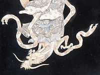 Two japanese shibayama inlaid black lacquer panels, depicting two gods of good fortune with dragons, signed, meiji period (1868-1912), each h 106,5 cm x w 51 cm / both ca. 5 kg (+) - afbeelding 4 van  7