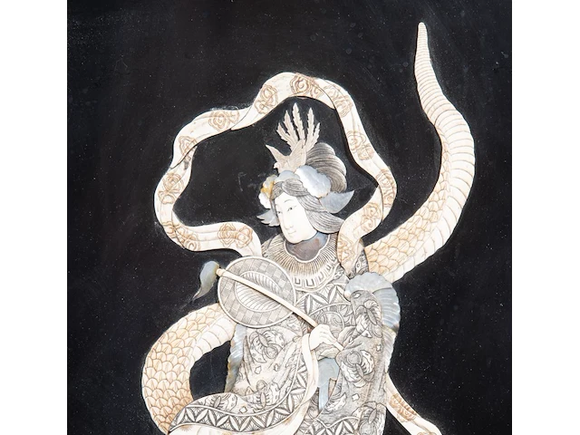 Two japanese shibayama inlaid black lacquer panels, depicting two gods of good fortune with dragons, signed, meiji period (1868-1912), each h 106,5 cm x w 51 cm / both ca. 5 kg (+) - afbeelding 5 van  7