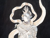 Two japanese shibayama inlaid black lacquer panels, depicting two gods of good fortune with dragons, signed, meiji period (1868-1912), each h 106,5 cm x w 51 cm / both ca. 5 kg (+) - afbeelding 5 van  7