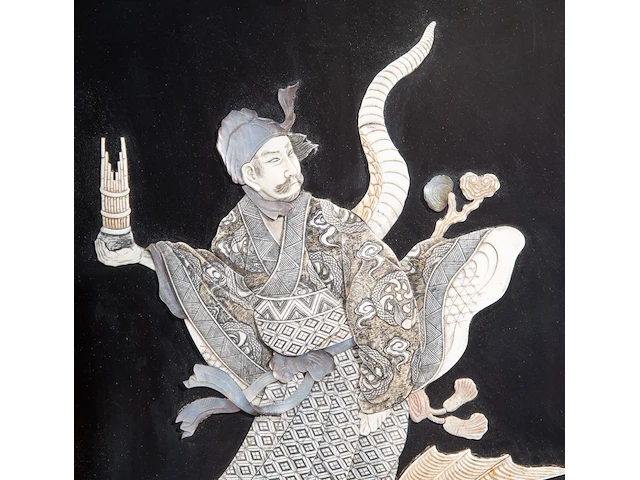 Two japanese shibayama inlaid black lacquer panels, depicting two gods of good fortune with dragons, signed, meiji period (1868-1912), each h 106,5 cm x w 51 cm / both ca. 5 kg (+) - afbeelding 6 van  7
