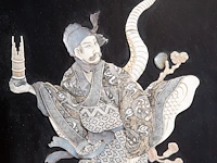 Two japanese shibayama inlaid black lacquer panels, depicting two gods of good fortune with dragons, signed, meiji period (1868-1912), each h 106,5 cm x w 51 cm / both ca. 5 kg (+) - afbeelding 6 van  7