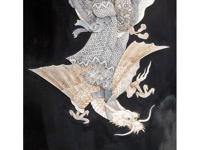 Two japanese shibayama inlaid black lacquer panels, depicting two gods of good fortune with dragons, signed, meiji period (1868-1912), each h 106,5 cm x w 51 cm / both ca. 5 kg (+) - afbeelding 7 van  7