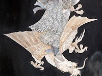 Two japanese shibayama inlaid black lacquer panels, depicting two gods of good fortune with dragons, signed, meiji period (1868-1912), each h 106,5 cm x w 51 cm / both ca. 5 kg (+) - afbeelding 7 van  7