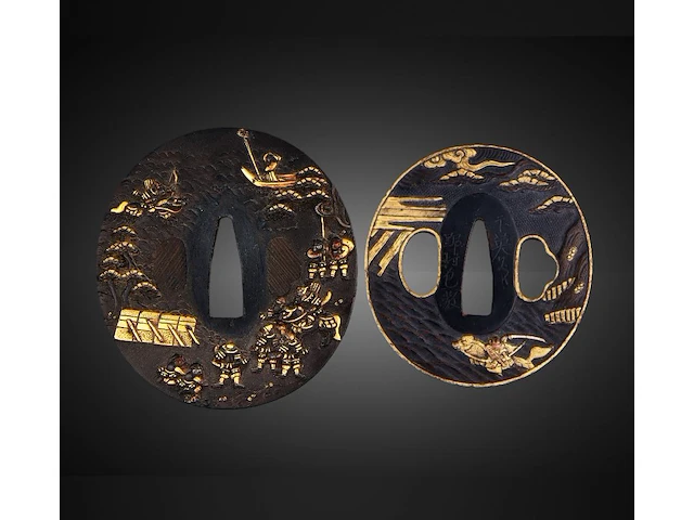 Two japanese tsuba sword guards, richly gilt with samurai narrative battle scenes, one inscribed, late edo/meiji, 7,2 x 7,7 cm / 6,2 x 6,5 cm - afbeelding 1 van  7