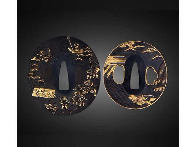 Two japanese tsuba sword guards, richly gilt with samurai narrative battle scenes, one inscribed, late edo/meiji, 7,2 x 7,7 cm / 6,2 x 6,5 cm - afbeelding 2 van  7