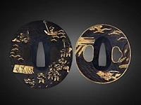 Two japanese tsuba sword guards, richly gilt with samurai narrative battle scenes, one inscribed, late edo/meiji, 7,2 x 7,7 cm / 6,2 x 6,5 cm - afbeelding 2 van  7