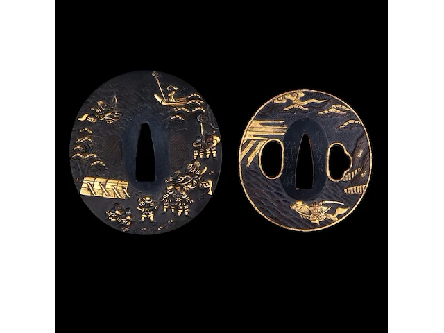 Two japanese tsuba sword guards, richly gilt with samurai narrative battle scenes, one inscribed, late edo/meiji, 7,2 x 7,7 cm / 6,2 x 6,5 cm - afbeelding 3 van  7