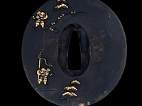 Two japanese tsuba sword guards, richly gilt with samurai narrative battle scenes, one inscribed, late edo/meiji, 7,2 x 7,7 cm / 6,2 x 6,5 cm - afbeelding 5 van  7
