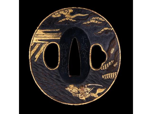 Two japanese tsuba sword guards, richly gilt with samurai narrative battle scenes, one inscribed, late edo/meiji, 7,2 x 7,7 cm / 6,2 x 6,5 cm - afbeelding 6 van  7