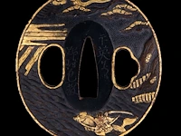 Two japanese tsuba sword guards, richly gilt with samurai narrative battle scenes, one inscribed, late edo/meiji, 7,2 x 7,7 cm / 6,2 x 6,5 cm - afbeelding 6 van  7
