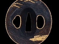 Two japanese tsuba sword guards, richly gilt with samurai narrative battle scenes, one inscribed, late edo/meiji, 7,2 x 7,7 cm / 6,2 x 6,5 cm - afbeelding 7 van  7