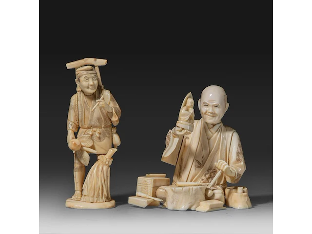 Two japanese walrus ivory okimono of a farmer with a pipe and another of a sculptor inspecting a finished piece, meiji/taisho period (first half of the 20thc), h 14 cm / h 11,5 cm (*) - afbeelding 1 van  8