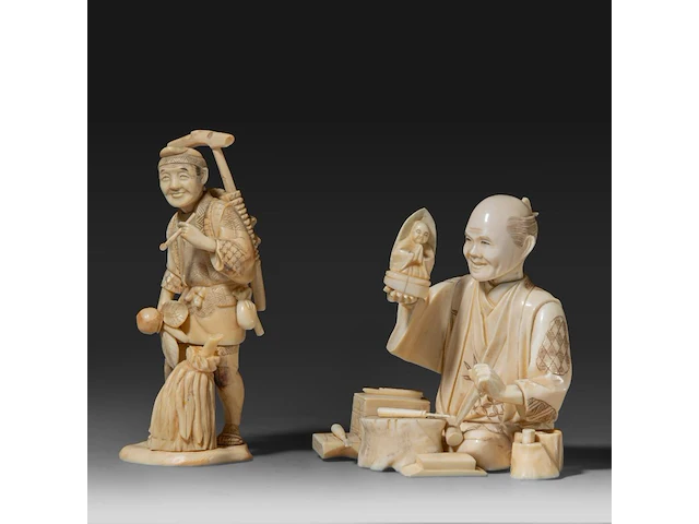 Two japanese walrus ivory okimono of a farmer with a pipe and another of a sculptor inspecting a finished piece, meiji/taisho period (first half of the 20thc), h 14 cm / h 11,5 cm (*) - afbeelding 2 van  8