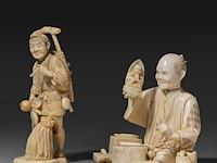 Two japanese walrus ivory okimono of a farmer with a pipe and another of a sculptor inspecting a finished piece, meiji/taisho period (first half of the 20thc), h 14 cm / h 11,5 cm (*) - afbeelding 2 van  8