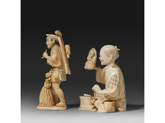 Two japanese walrus ivory okimono of a farmer with a pipe and another of a sculptor inspecting a finished piece, meiji/taisho period (first half of the 20thc), h 14 cm / h 11,5 cm (*) - afbeelding 3 van  8