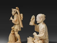 Two japanese walrus ivory okimono of a farmer with a pipe and another of a sculptor inspecting a finished piece, meiji/taisho period (first half of the 20thc), h 14 cm / h 11,5 cm (*) - afbeelding 3 van  8