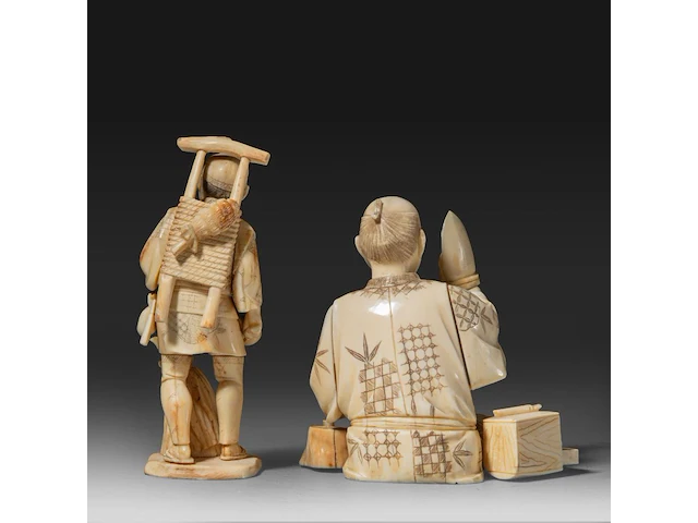 Two japanese walrus ivory okimono of a farmer with a pipe and another of a sculptor inspecting a finished piece, meiji/taisho period (first half of the 20thc), h 14 cm / h 11,5 cm (*) - afbeelding 4 van  8