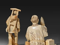 Two japanese walrus ivory okimono of a farmer with a pipe and another of a sculptor inspecting a finished piece, meiji/taisho period (first half of the 20thc), h 14 cm / h 11,5 cm (*) - afbeelding 4 van  8