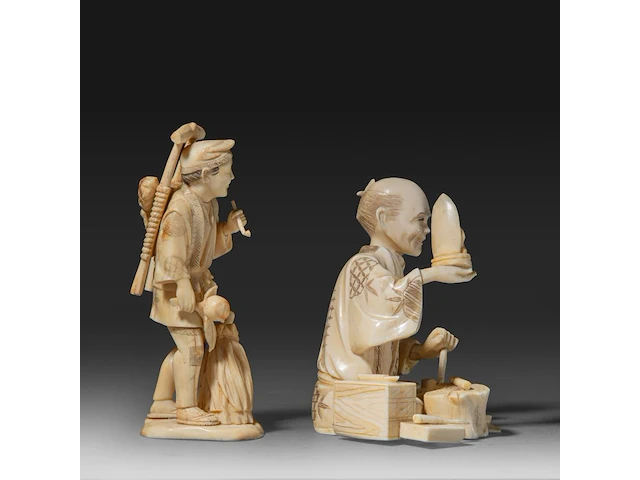 Two japanese walrus ivory okimono of a farmer with a pipe and another of a sculptor inspecting a finished piece, meiji/taisho period (first half of the 20thc), h 14 cm / h 11,5 cm (*) - afbeelding 5 van  8