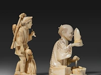Two japanese walrus ivory okimono of a farmer with a pipe and another of a sculptor inspecting a finished piece, meiji/taisho period (first half of the 20thc), h 14 cm / h 11,5 cm (*) - afbeelding 5 van  8