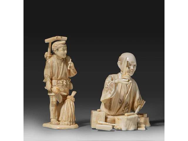 Two japanese walrus ivory okimono of a farmer with a pipe and another of a sculptor inspecting a finished piece, meiji/taisho period (first half of the 20thc), h 14 cm / h 11,5 cm (*) - afbeelding 6 van  8