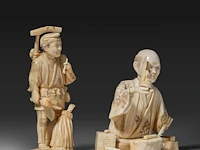 Two japanese walrus ivory okimono of a farmer with a pipe and another of a sculptor inspecting a finished piece, meiji/taisho period (first half of the 20thc), h 14 cm / h 11,5 cm (*) - afbeelding 6 van  8