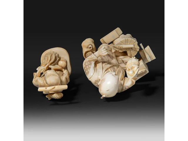 Two japanese walrus ivory okimono of a farmer with a pipe and another of a sculptor inspecting a finished piece, meiji/taisho period (first half of the 20thc), h 14 cm / h 11,5 cm (*) - afbeelding 7 van  8