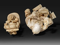 Two japanese walrus ivory okimono of a farmer with a pipe and another of a sculptor inspecting a finished piece, meiji/taisho period (first half of the 20thc), h 14 cm / h 11,5 cm (*) - afbeelding 7 van  8