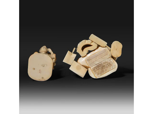 Two japanese walrus ivory okimono of a farmer with a pipe and another of a sculptor inspecting a finished piece, meiji/taisho period (first half of the 20thc), h 14 cm / h 11,5 cm (*) - afbeelding 8 van  8