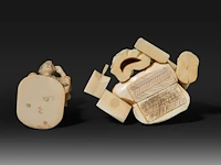 Two japanese walrus ivory okimono of a farmer with a pipe and another of a sculptor inspecting a finished piece, meiji/taisho period (first half of the 20thc), h 14 cm / h 11,5 cm (*) - afbeelding 8 van  8