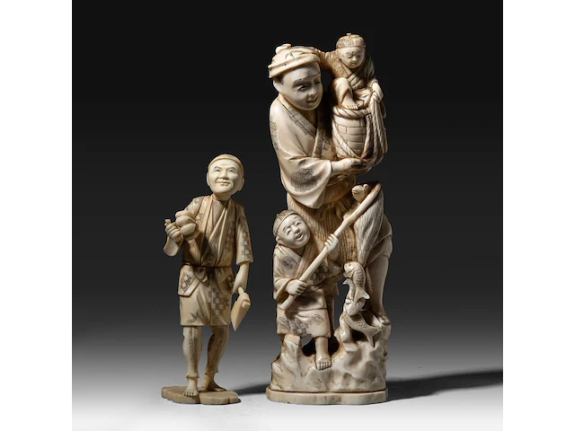 Two japanese walrus ivory okimono, one of a farmer with his crop, the other of a fisherman with his two children, meiji/taisho period (first half of the 20thc), h 17 cm / h 25,5 cm (*) - afbeelding 1 van  9