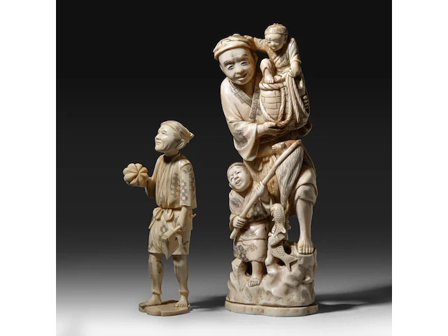Two japanese walrus ivory okimono, one of a farmer with his crop, the other of a fisherman with his two children, meiji/taisho period (first half of the 20thc), h 17 cm / h 25,5 cm (*) - afbeelding 2 van  9