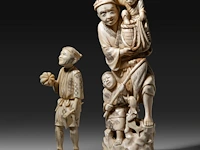 Two japanese walrus ivory okimono, one of a farmer with his crop, the other of a fisherman with his two children, meiji/taisho period (first half of the 20thc), h 17 cm / h 25,5 cm (*) - afbeelding 2 van  9