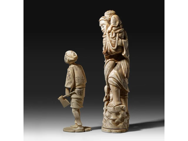 Two japanese walrus ivory okimono, one of a farmer with his crop, the other of a fisherman with his two children, meiji/taisho period (first half of the 20thc), h 17 cm / h 25,5 cm (*) - afbeelding 3 van  9
