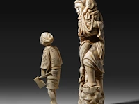Two japanese walrus ivory okimono, one of a farmer with his crop, the other of a fisherman with his two children, meiji/taisho period (first half of the 20thc), h 17 cm / h 25,5 cm (*) - afbeelding 3 van  9