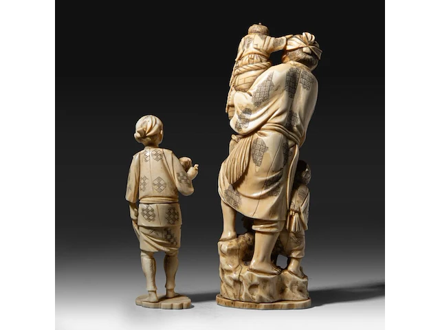 Two japanese walrus ivory okimono, one of a farmer with his crop, the other of a fisherman with his two children, meiji/taisho period (first half of the 20thc), h 17 cm / h 25,5 cm (*) - afbeelding 4 van  9