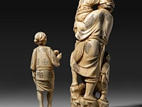 Two japanese walrus ivory okimono, one of a farmer with his crop, the other of a fisherman with his two children, meiji/taisho period (first half of the 20thc), h 17 cm / h 25,5 cm (*) - afbeelding 4 van  9